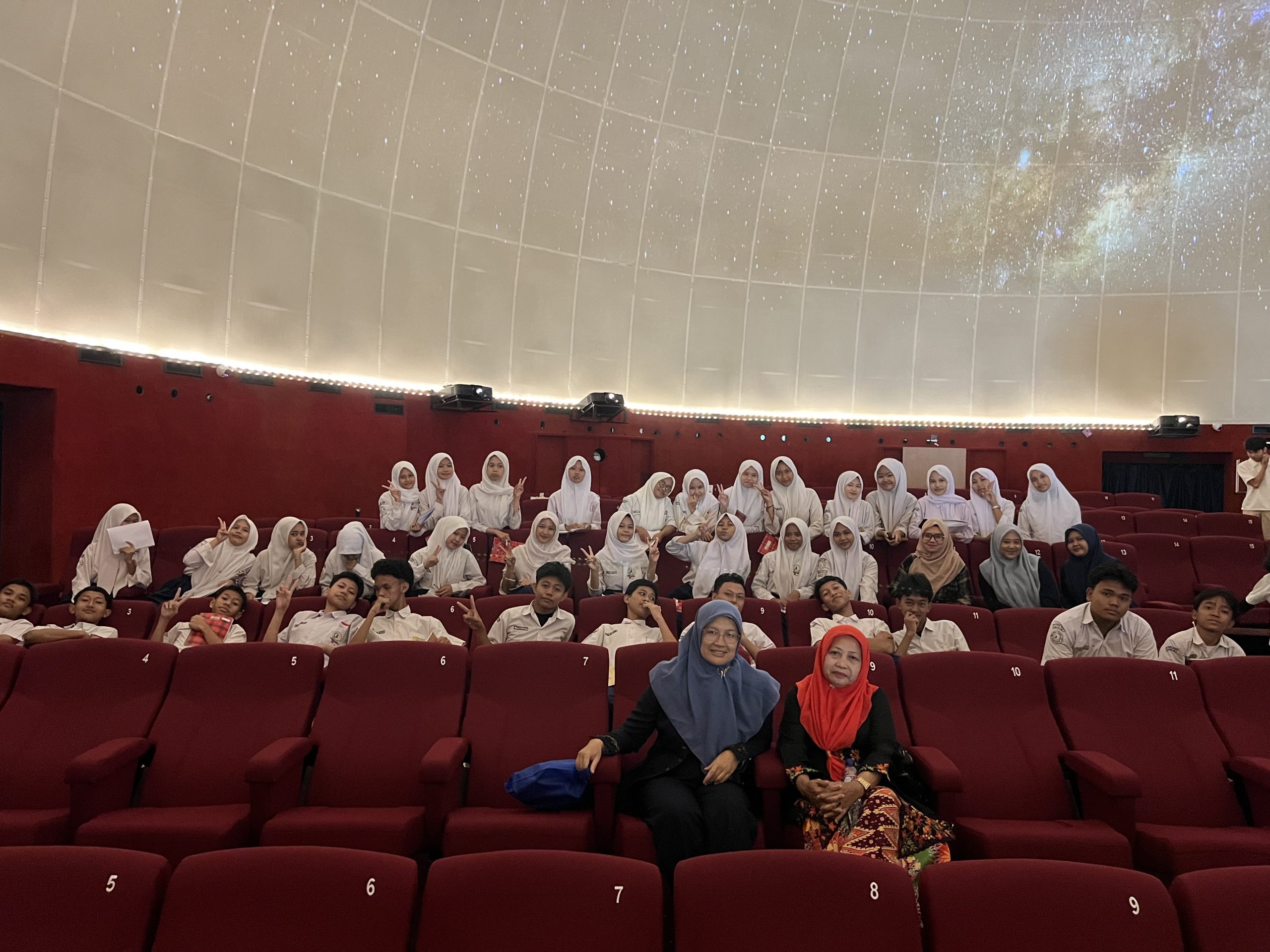 Read more about the article Pelaksanaan Ujian Praktik (Uprak) Mata Pelajaran IPA MTs Tsaqofah Addarain di Planetarium Jakarta